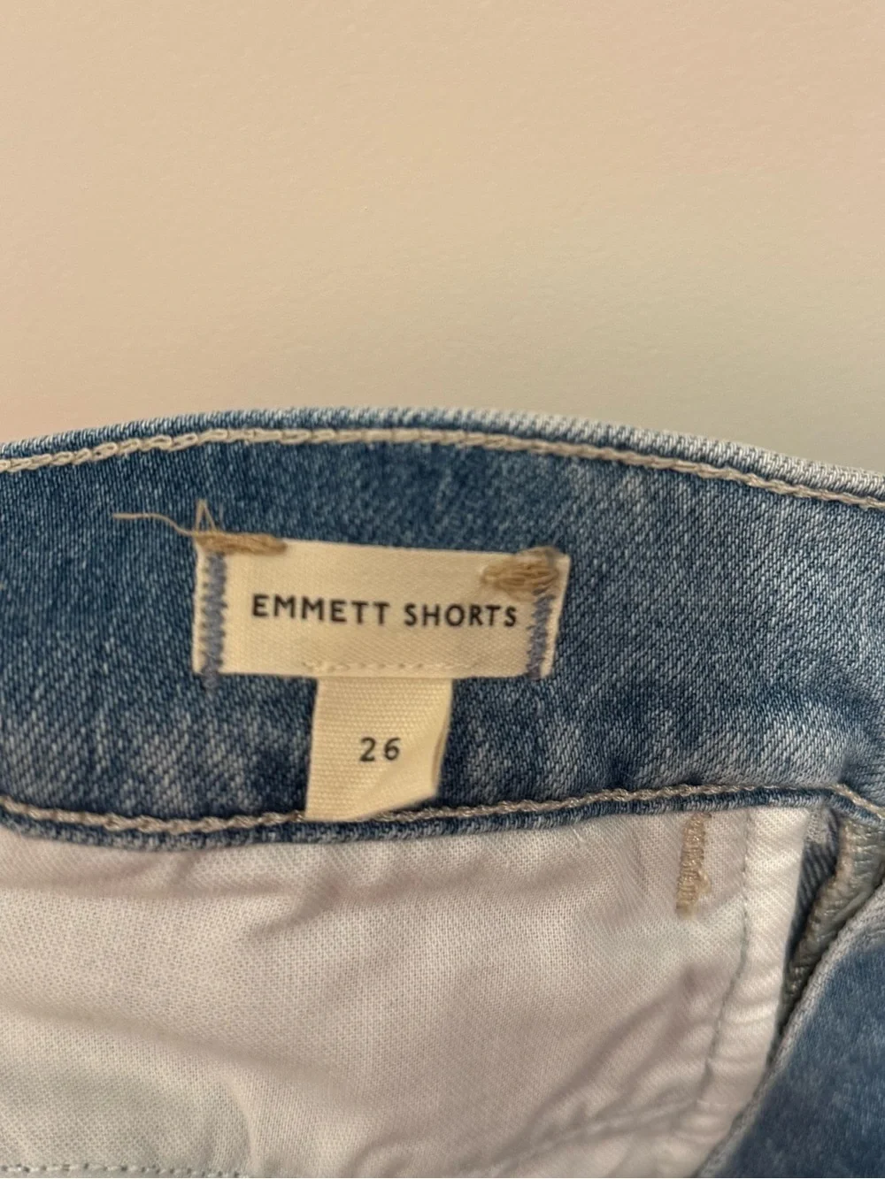 Madewell The Denim Emmett Short: Welt Pocket Edition in Kieran Wash 26